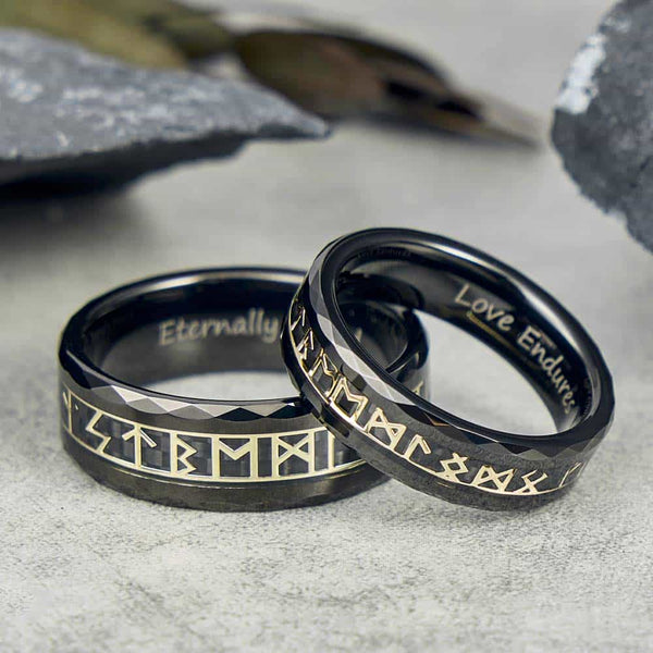 Zwarte Wolfraam Viking Ring met Runen